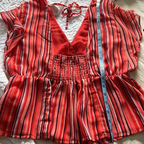 NWOT GUESS top, M - Picture 10 of 11